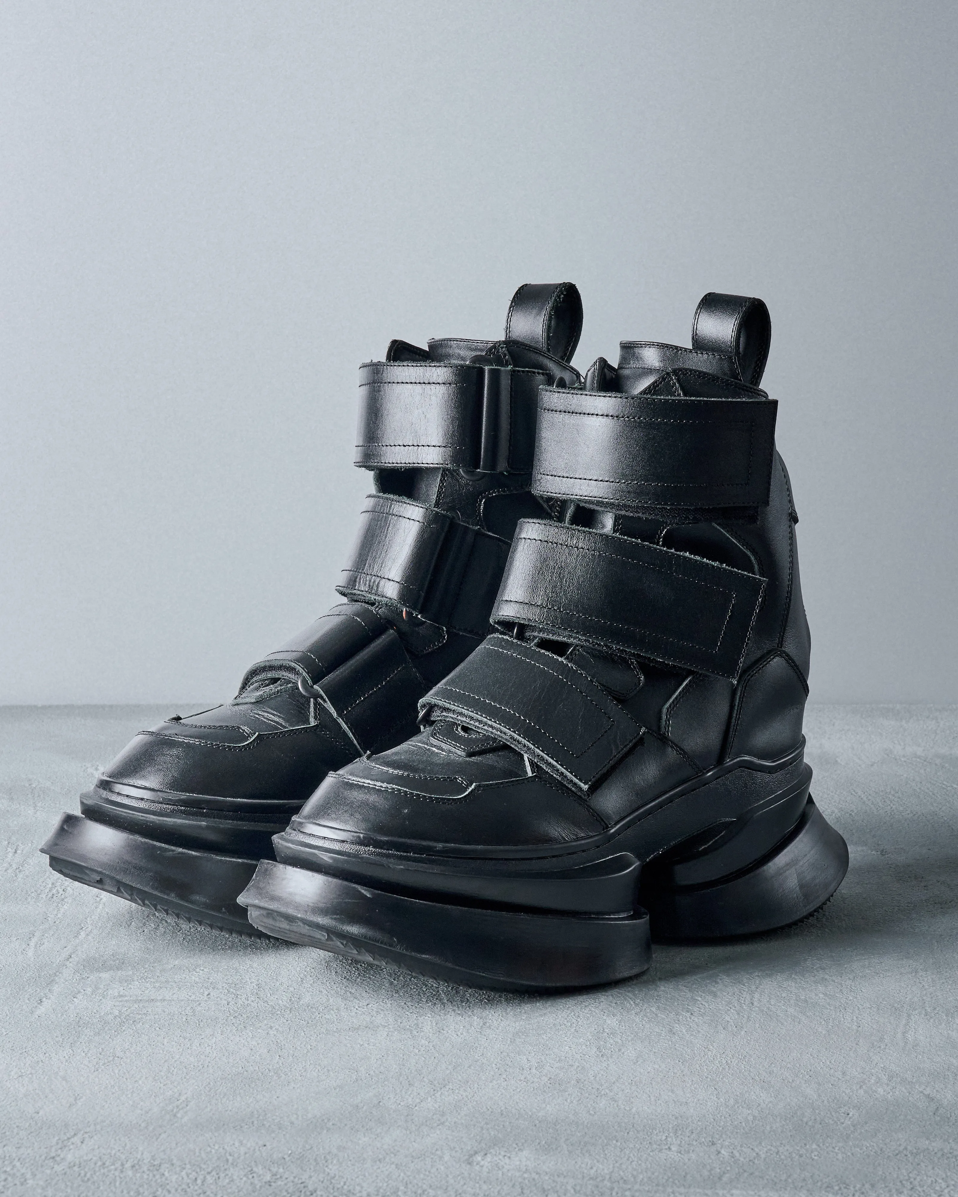 Julius Fastened shell boots