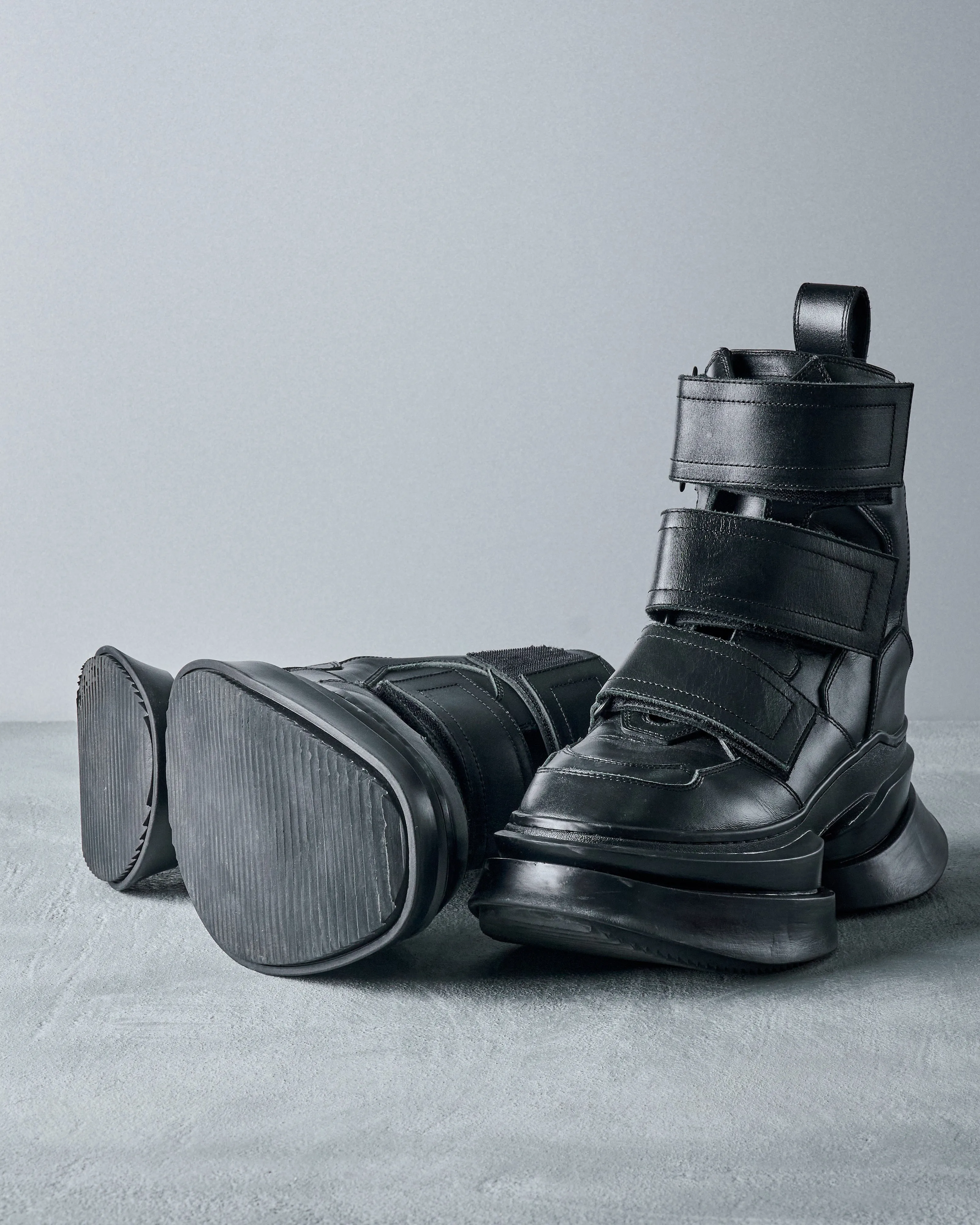 Julius Fastened shell boots