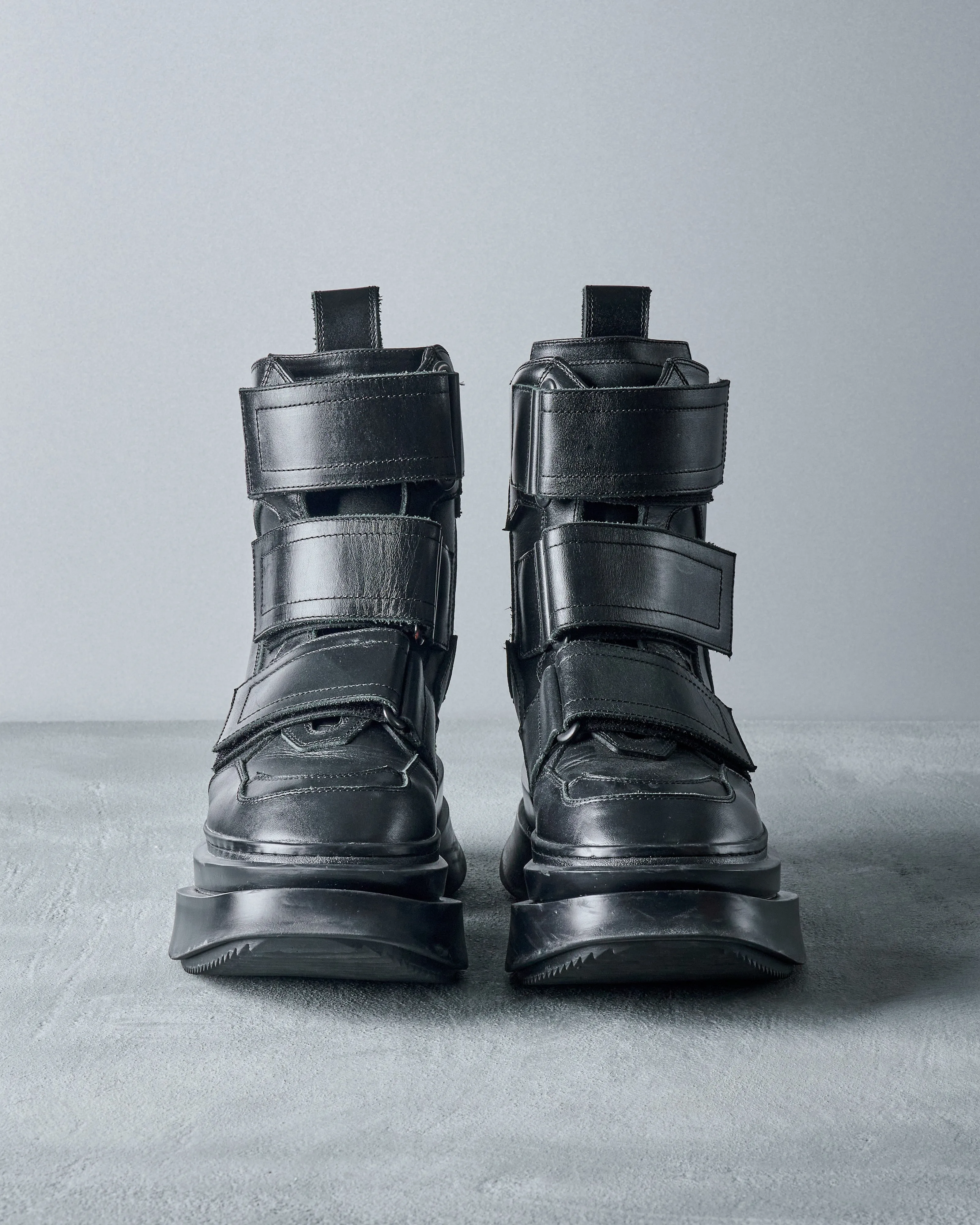 Julius Fastened shell boots